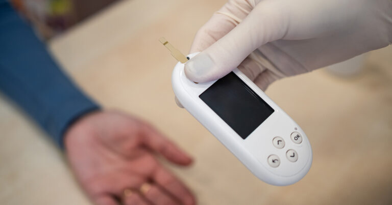 Misurazione glicemia senza puntura- nuova tecnologia app per il monitoraggio.jpg